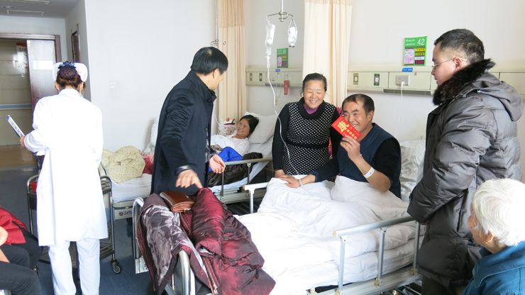 公司領導看望生病員工